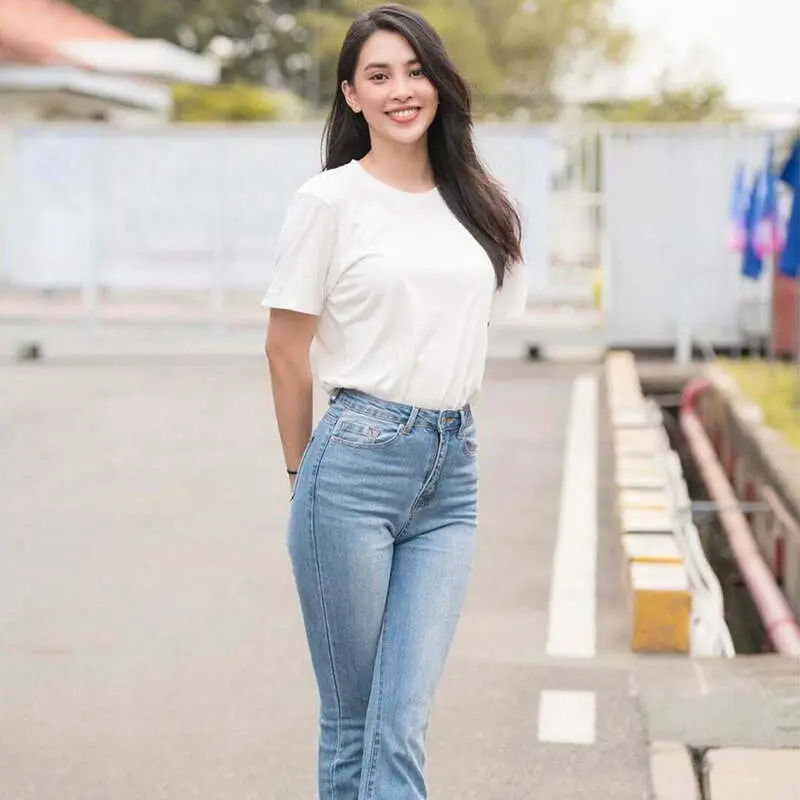 Phối áo phông với quần jeans