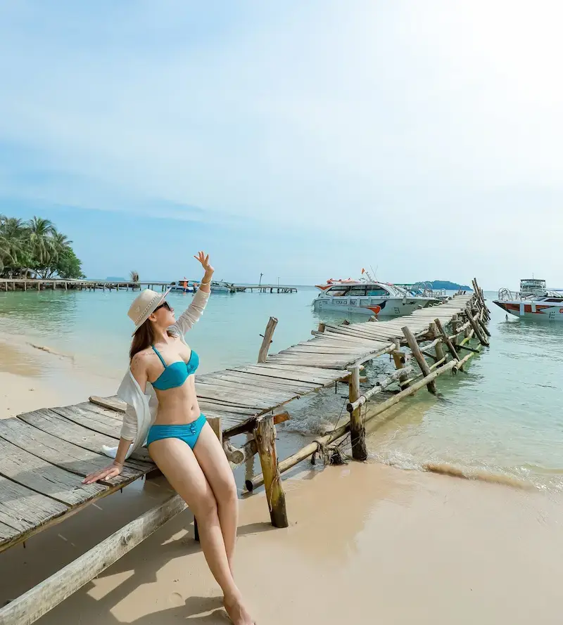 Nên chọn những bộ bikini có màu sắc tươi sáng